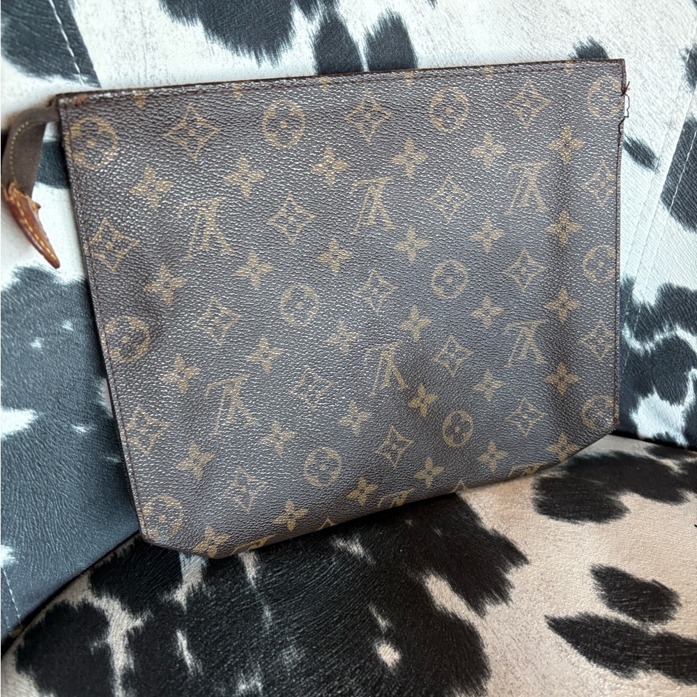 Louis Vuitton Monogram 26 Toiletry Pouch - Picture 3 of 16